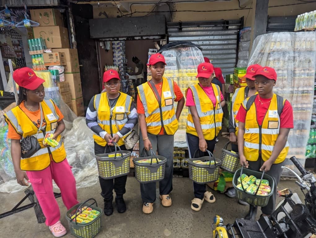 Équipe Food Gouve Littoral avec les paniers de produits Carolina