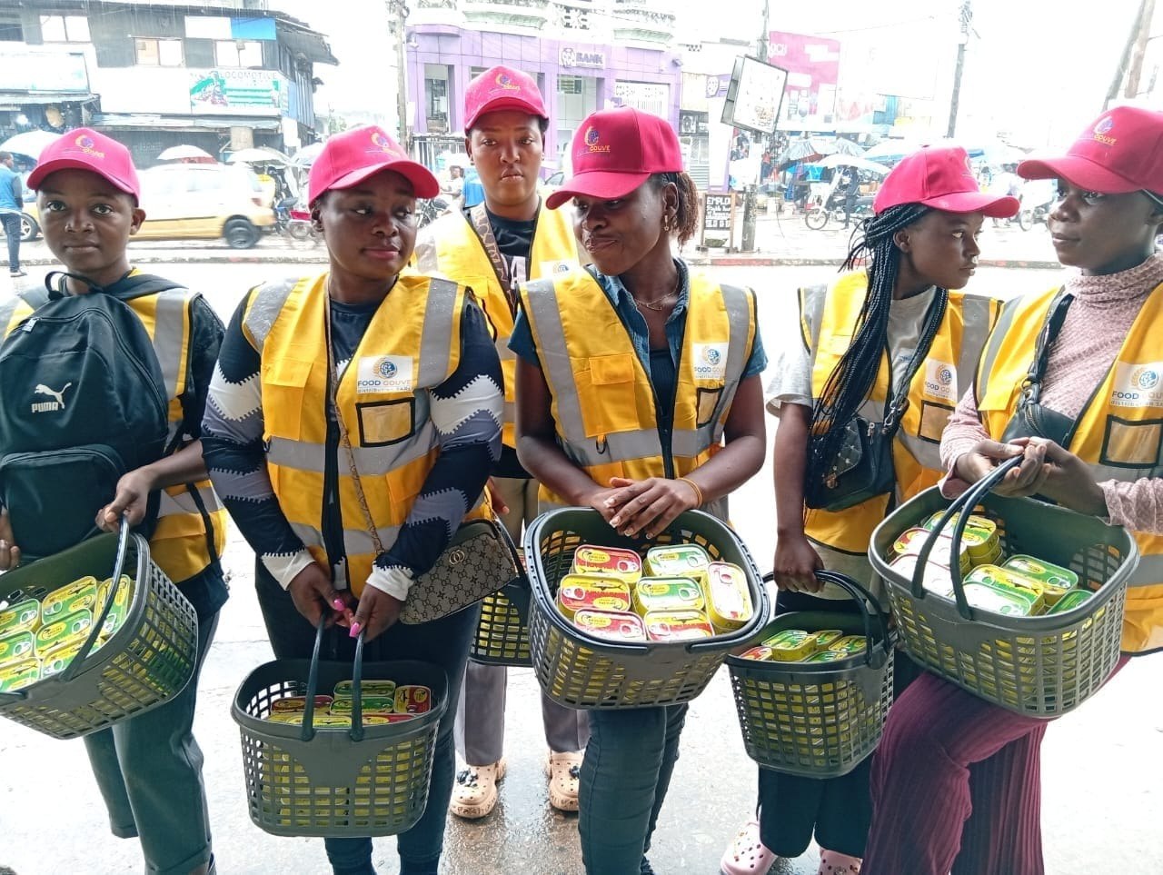 Équipe Food Gouve Littoral en distribution dans les rues de Douala