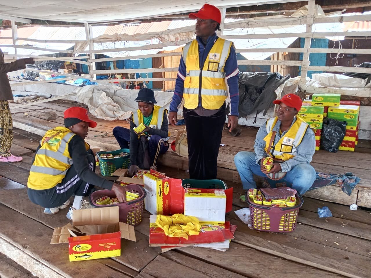Équipe Food Gouve Littoral au dépôt sur les quais de Douala