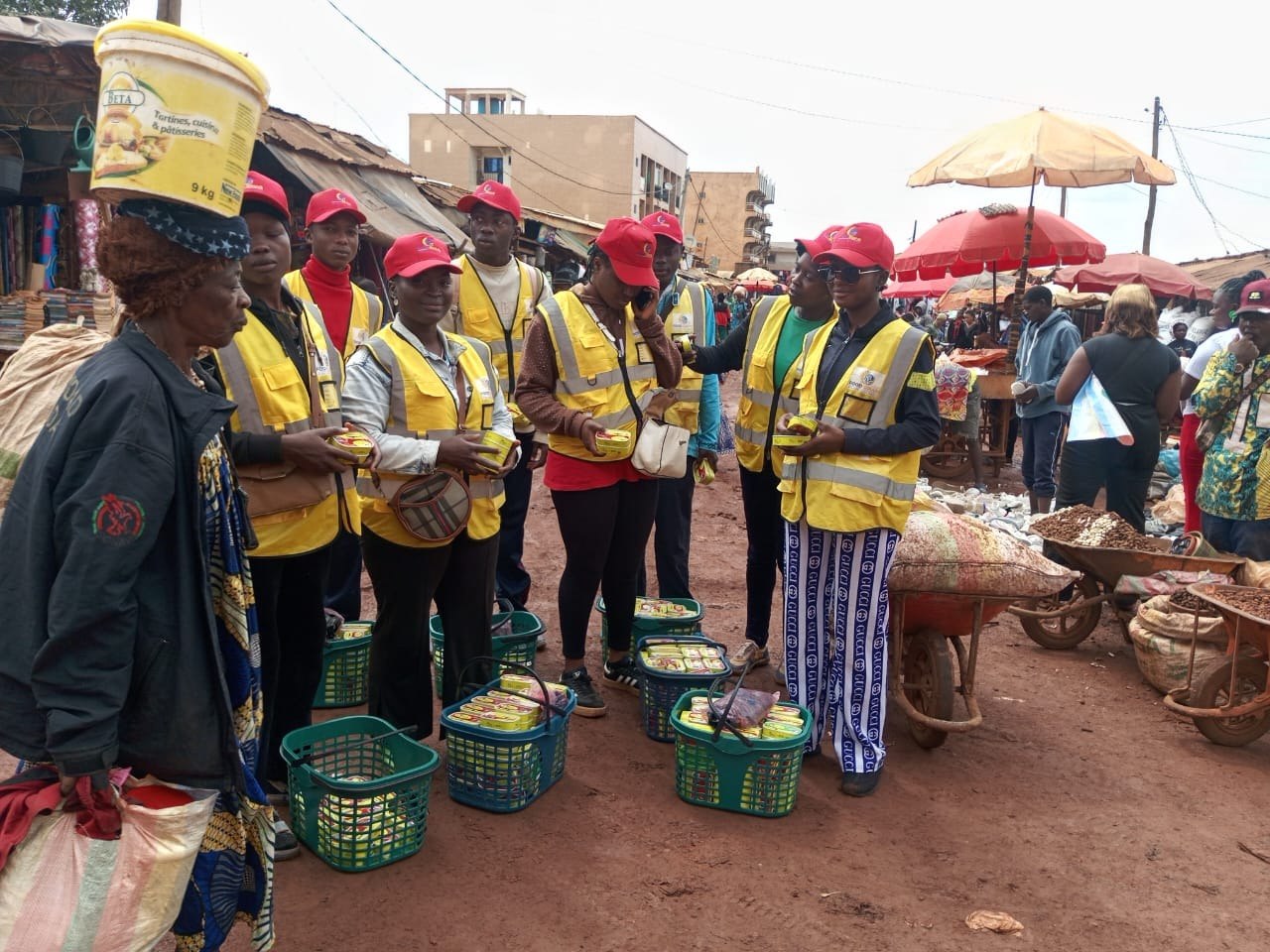Équipe Food Gouve Ouest en distribution au marché à Bafoussam
