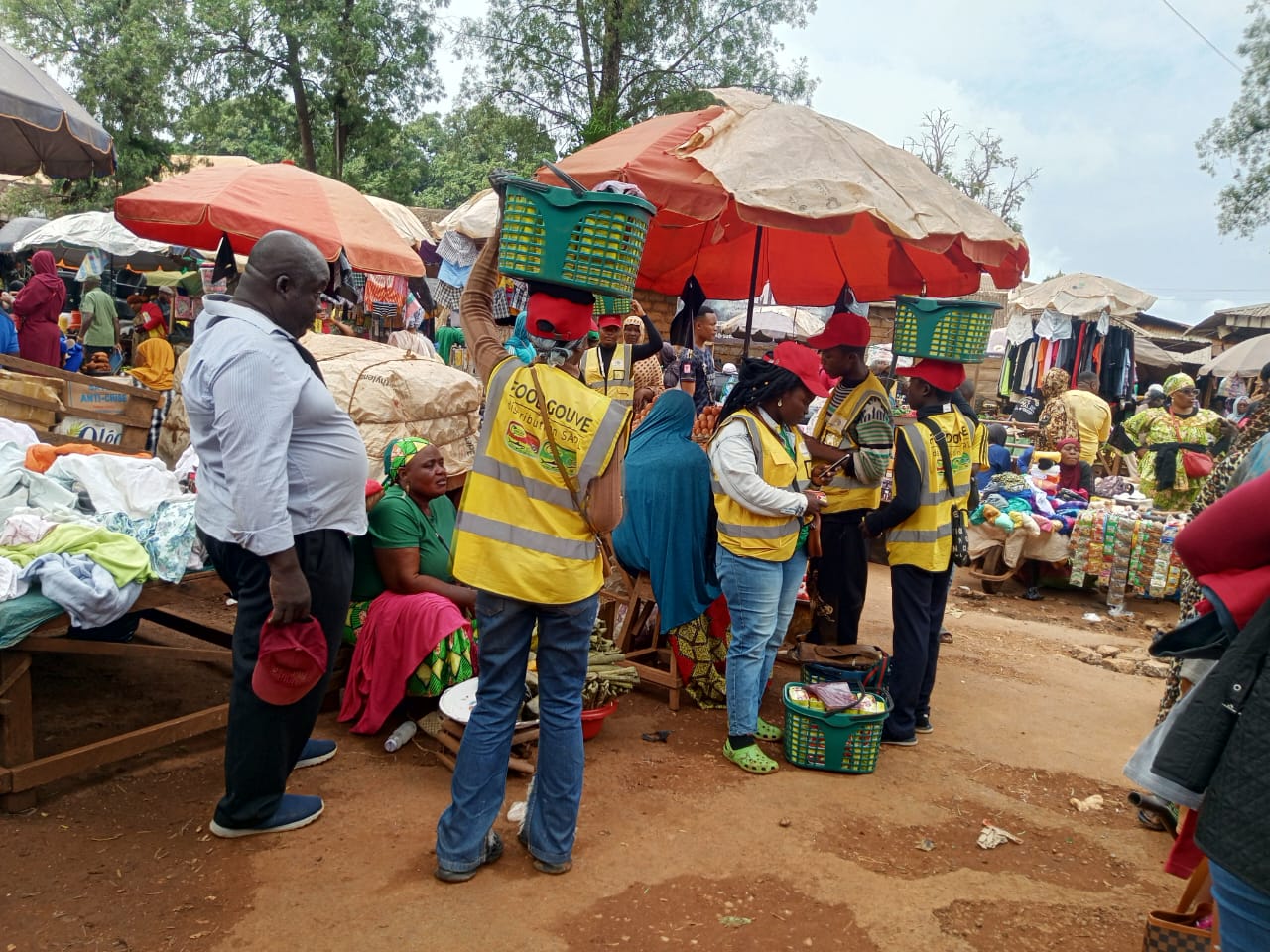 Équipe commerciale Food Gouve Ouest en activation au marché de Foumban