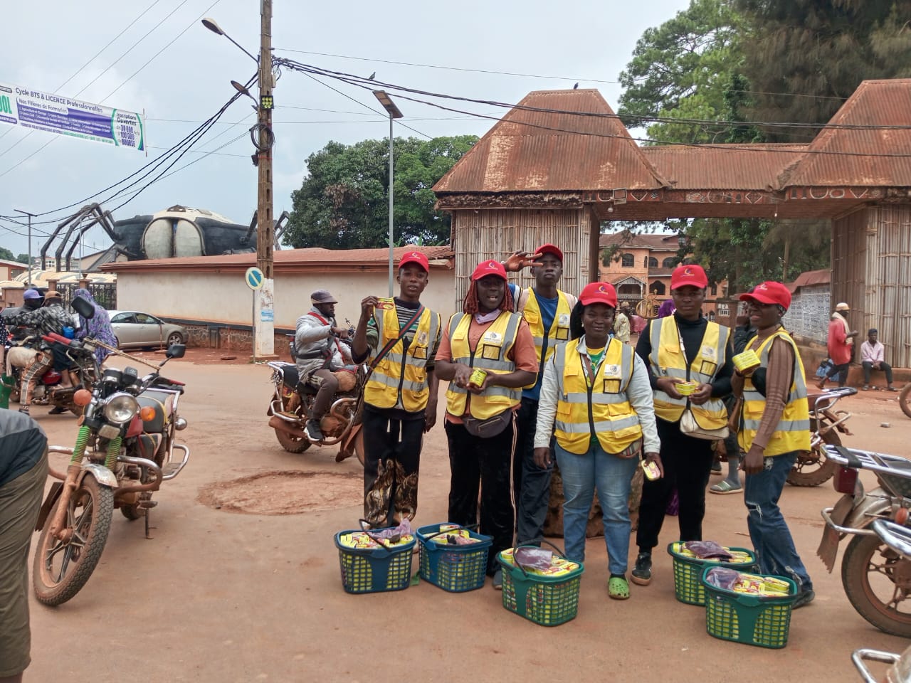 Équipe commerciale Food Gouve Ouest en tournée au marché de Foumban